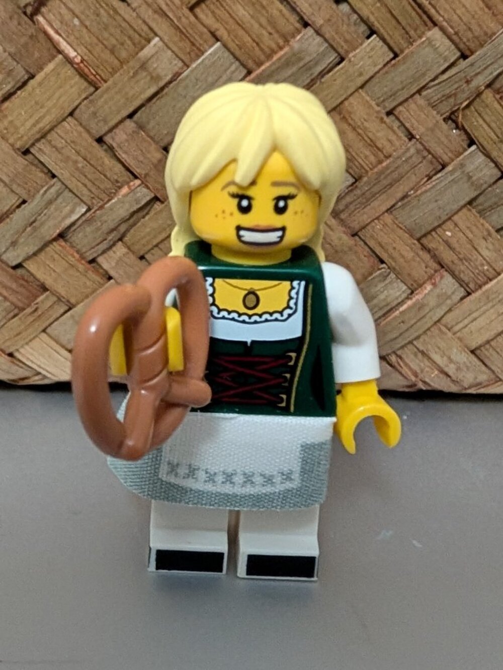 Lego series 11 minifigure - Pretzel girl